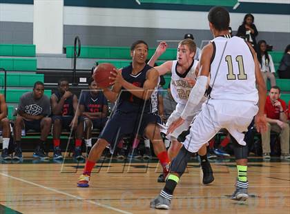 Thumbnail 2 in Leuzinger vs. Oak Park photogallery.