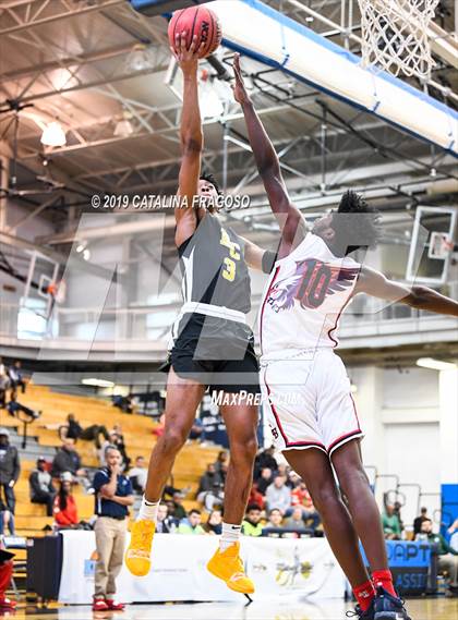 Thumbnail 2 in American History vs. Roselle Catholic (Metro Classic) photogallery.