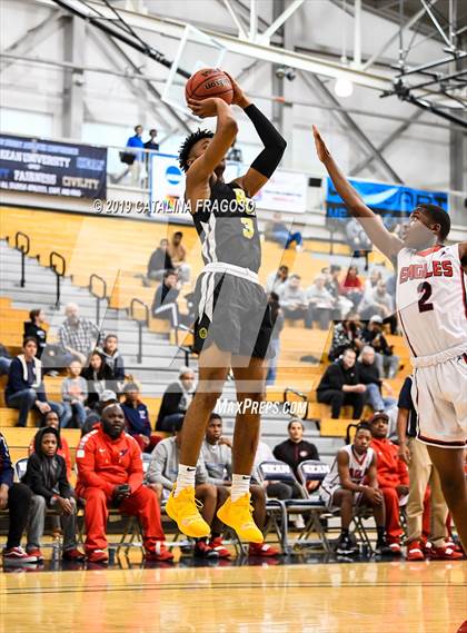 Thumbnail 3 in American History vs. Roselle Catholic (Metro Classic) photogallery.