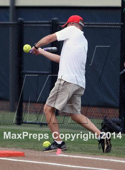 Thumbnail 2 in Van vs. Gilmer (UIL 3A Region II Bi-District Playoff) photogallery.