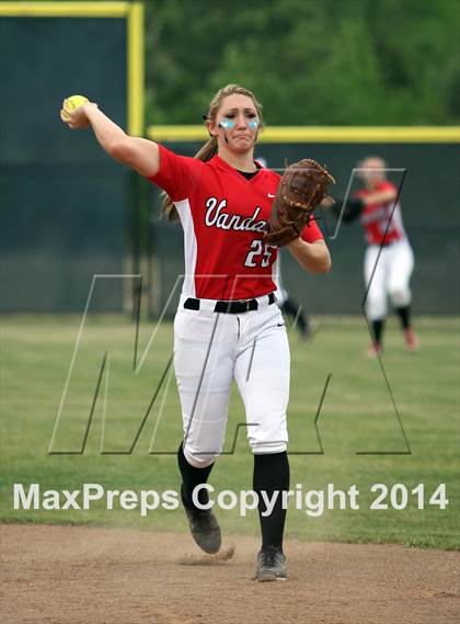 Thumbnail 1 in Van vs. Gilmer (UIL 3A Region II Bi-District Playoff) photogallery.