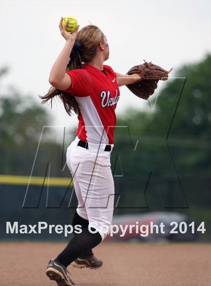 Thumbnail 1 in Van vs. Gilmer (UIL 3A Region II Bi-District Playoff) photogallery.
