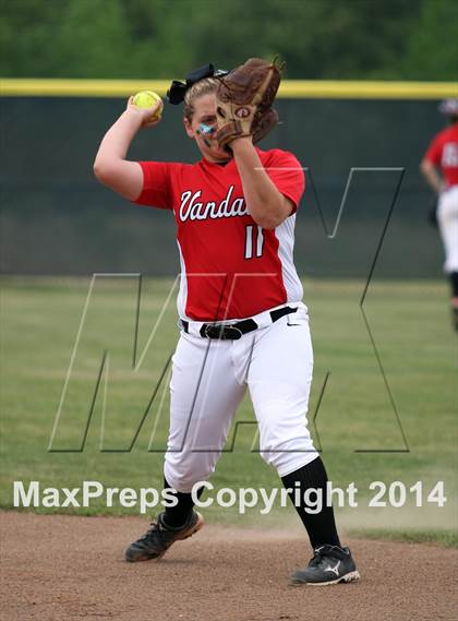 Thumbnail 2 in Van vs. Gilmer (UIL 3A Region II Bi-District Playoff) photogallery.