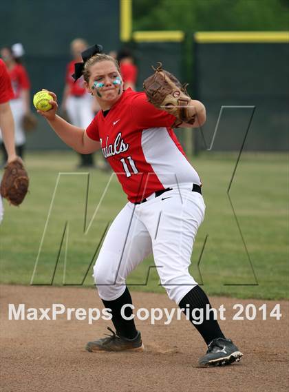 Thumbnail 1 in Van vs. Gilmer (UIL 3A Region II Bi-District Playoff) photogallery.