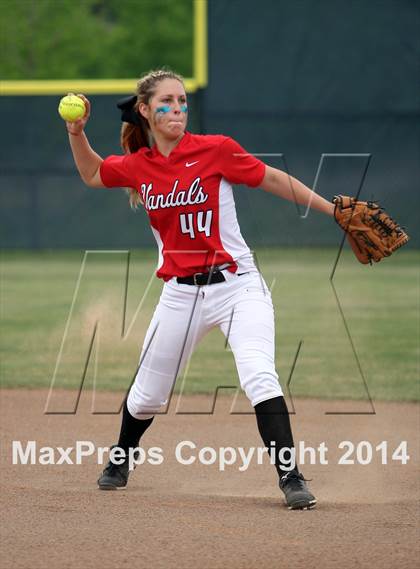 Thumbnail 2 in Van vs. Gilmer (UIL 3A Region II Bi-District Playoff) photogallery.