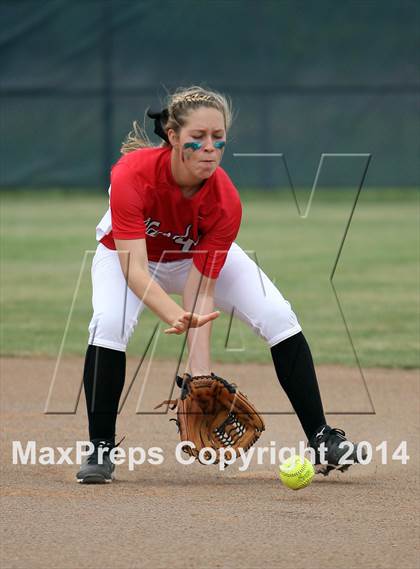 Thumbnail 3 in Van vs. Gilmer (UIL 3A Region II Bi-District Playoff) photogallery.