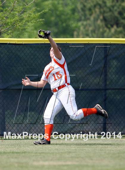 Thumbnail 1 in Van vs. Gilmer (UIL 3A Region II Bi-District Playoff) photogallery.
