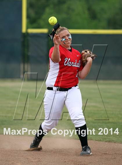 Thumbnail 1 in Van vs. Gilmer (UIL 3A Region II Bi-District Playoff) photogallery.