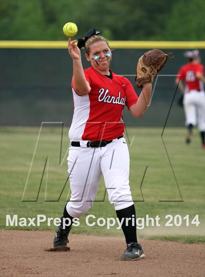 Thumbnail 3 in Van vs. Gilmer (UIL 3A Region II Bi-District Playoff) photogallery.