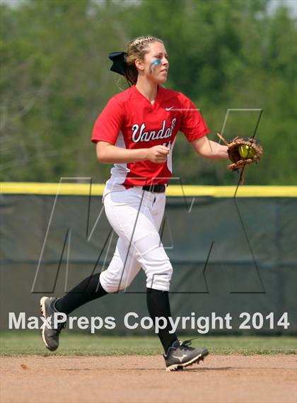 Thumbnail 3 in Van vs. Gilmer (UIL 3A Region II Bi-District Playoff) photogallery.
