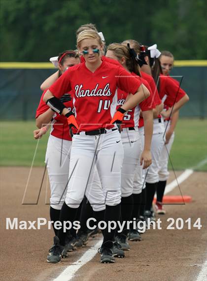 Thumbnail 3 in Van vs. Gilmer (UIL 3A Region II Bi-District Playoff) photogallery.