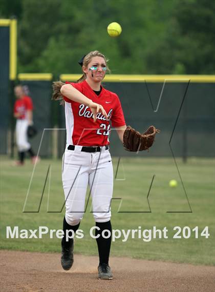 Thumbnail 2 in Van vs. Gilmer (UIL 3A Region II Bi-District Playoff) photogallery.