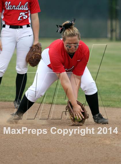 Thumbnail 1 in Van vs. Gilmer (UIL 3A Region II Bi-District Playoff) photogallery.