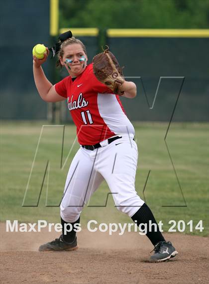 Thumbnail 2 in Van vs. Gilmer (UIL 3A Region II Bi-District Playoff) photogallery.