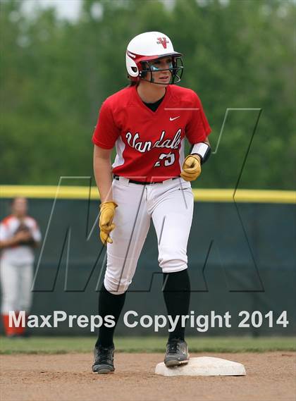 Thumbnail 2 in Van vs. Gilmer (UIL 3A Region II Bi-District Playoff) photogallery.