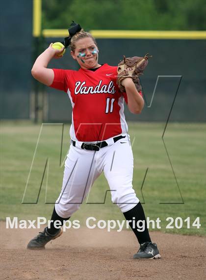 Thumbnail 3 in Van vs. Gilmer (UIL 3A Region II Bi-District Playoff) photogallery.