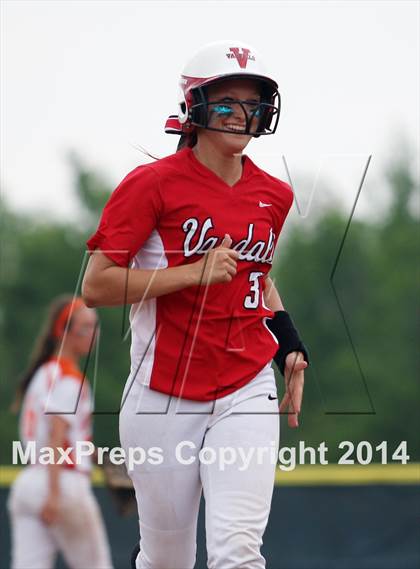 Thumbnail 1 in Van vs. Gilmer (UIL 3A Region II Bi-District Playoff) photogallery.