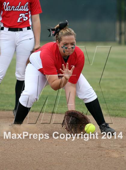 Thumbnail 3 in Van vs. Gilmer (UIL 3A Region II Bi-District Playoff) photogallery.