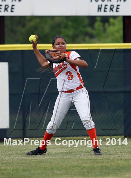 Thumbnail 2 in Van vs. Gilmer (UIL 3A Region II Bi-District Playoff) photogallery.