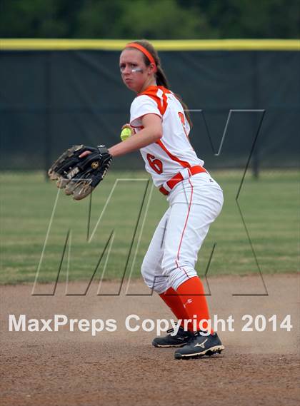 Thumbnail 3 in Van vs. Gilmer (UIL 3A Region II Bi-District Playoff) photogallery.