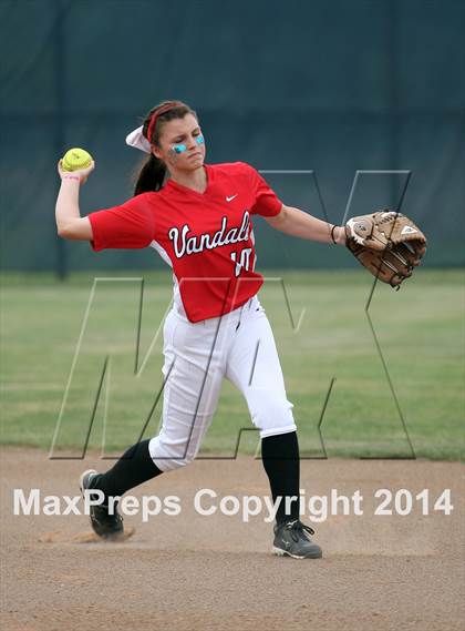 Thumbnail 1 in Van vs. Gilmer (UIL 3A Region II Bi-District Playoff) photogallery.