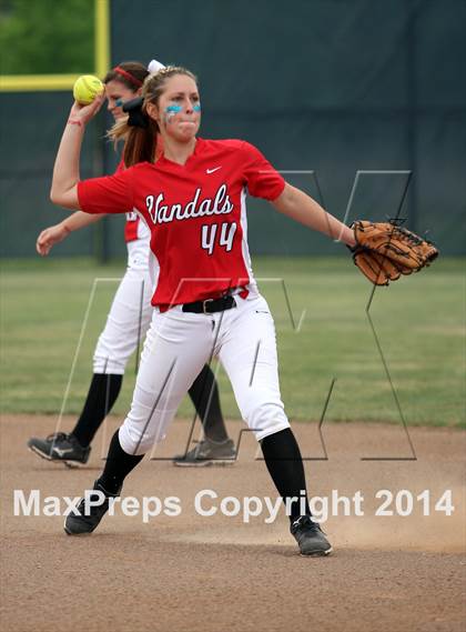 Thumbnail 1 in Van vs. Gilmer (UIL 3A Region II Bi-District Playoff) photogallery.