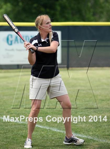 Thumbnail 3 in Van vs. Gilmer (UIL 3A Region II Bi-District Playoff) photogallery.