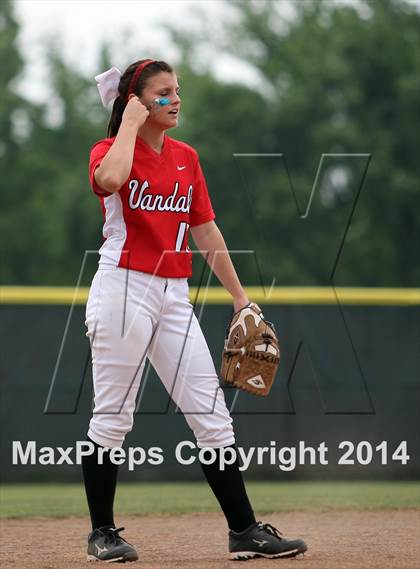 Thumbnail 2 in Van vs. Gilmer (UIL 3A Region II Bi-District Playoff) photogallery.