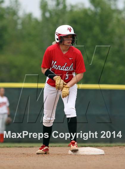 Thumbnail 2 in Van vs. Gilmer (UIL 3A Region II Bi-District Playoff) photogallery.