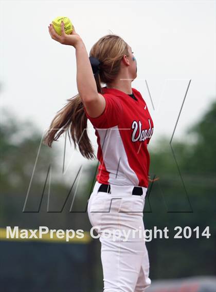 Thumbnail 2 in Van vs. Gilmer (UIL 3A Region II Bi-District Playoff) photogallery.