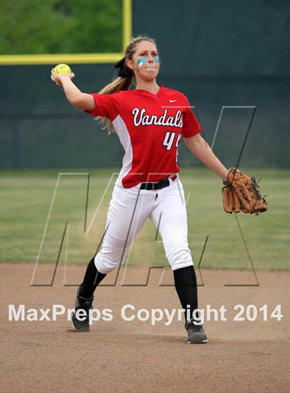 Thumbnail 3 in Van vs. Gilmer (UIL 3A Region II Bi-District Playoff) photogallery.