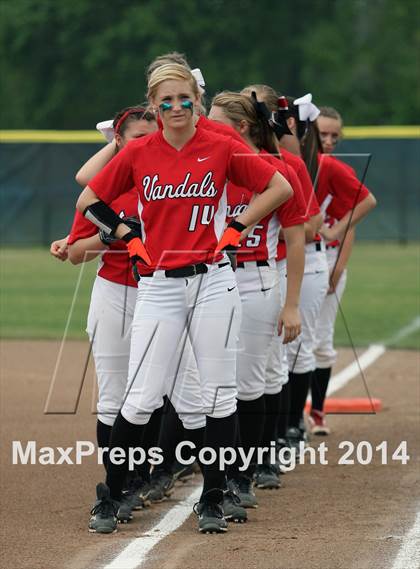 Thumbnail 2 in Van vs. Gilmer (UIL 3A Region II Bi-District Playoff) photogallery.