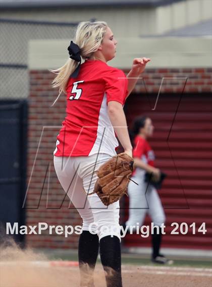 Thumbnail 1 in Van vs. Gilmer (UIL 3A Region II Bi-District Playoff) photogallery.