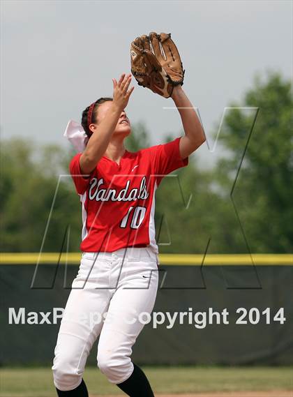Thumbnail 1 in Van vs. Gilmer (UIL 3A Region II Bi-District Playoff) photogallery.
