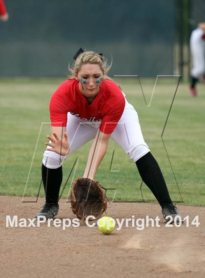 Thumbnail 1 in Van vs. Gilmer (UIL 3A Region II Bi-District Playoff) photogallery.