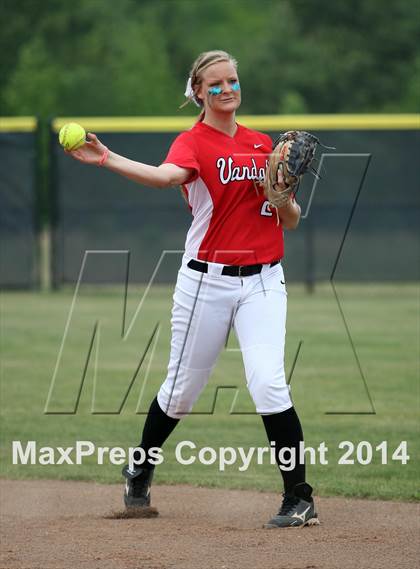 Thumbnail 2 in Van vs. Gilmer (UIL 3A Region II Bi-District Playoff) photogallery.