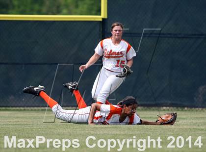 Thumbnail 2 in Van vs. Gilmer (UIL 3A Region II Bi-District Playoff) photogallery.