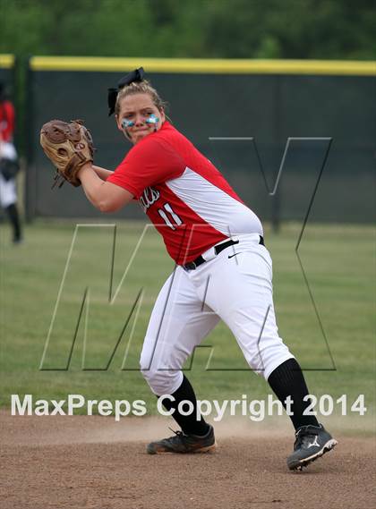 Thumbnail 3 in Van vs. Gilmer (UIL 3A Region II Bi-District Playoff) photogallery.