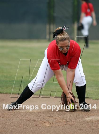 Thumbnail 2 in Van vs. Gilmer (UIL 3A Region II Bi-District Playoff) photogallery.
