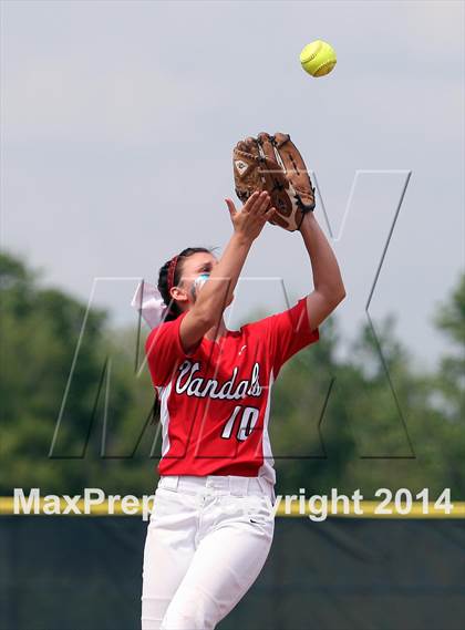 Thumbnail 2 in Van vs. Gilmer (UIL 3A Region II Bi-District Playoff) photogallery.