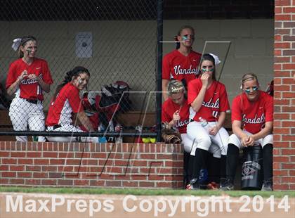 Thumbnail 2 in Van vs. Gilmer (UIL 3A Region II Bi-District Playoff) photogallery.