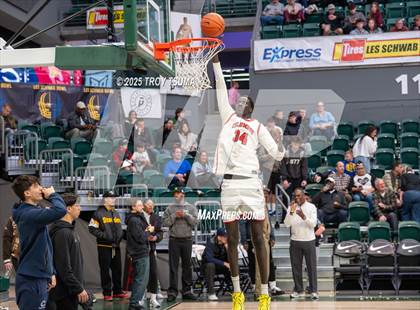 Thumbnail 2 in Central Catholic vs. Columbus photogallery.