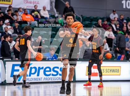 Thumbnail 2 in Central Catholic vs. Columbus photogallery.