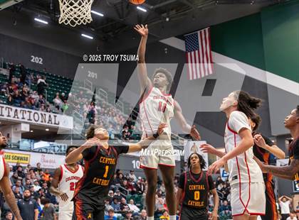 Thumbnail 3 in Central Catholic vs. Columbus photogallery.