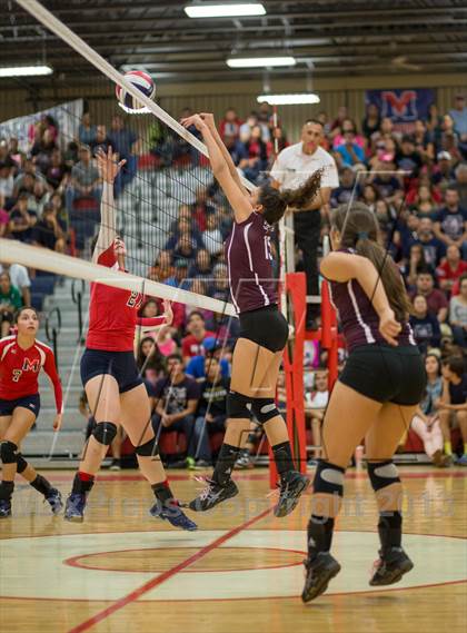 Thumbnail 3 in Los Fresnos vs. Veterans Memorial photogallery.