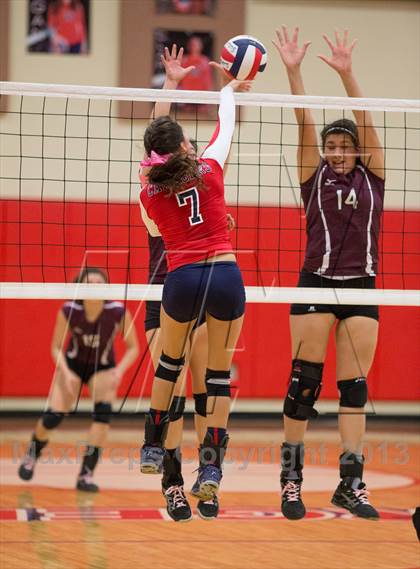 Thumbnail 1 in Los Fresnos vs. Veterans Memorial photogallery.