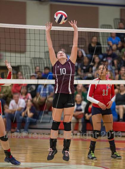 Thumbnail 3 in Los Fresnos vs. Veterans Memorial photogallery.