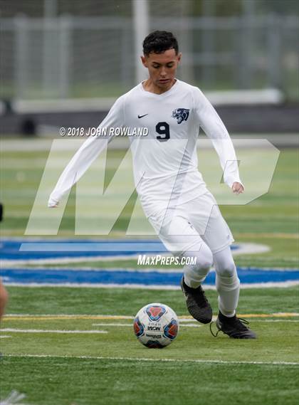 Thumbnail 3 in Lake Zurich vs. Round Lake (IHSA 3A Regional Final) photogallery.
