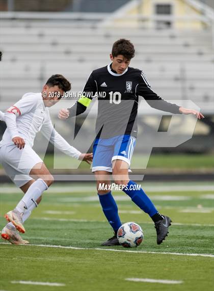 Thumbnail 3 in Lake Zurich vs. Round Lake (IHSA 3A Regional Final) photogallery.
