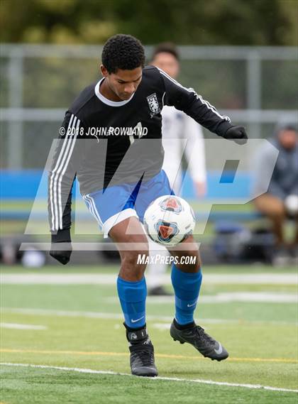 Thumbnail 2 in Lake Zurich vs. Round Lake (IHSA 3A Regional Final) photogallery.